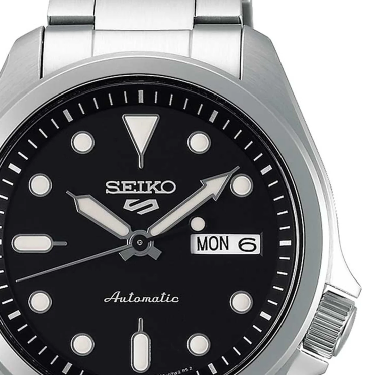 Detalle del Seiko 5 Sports SKX Series SRPE55K1 automático con esfera negra y calendario de día y fecha