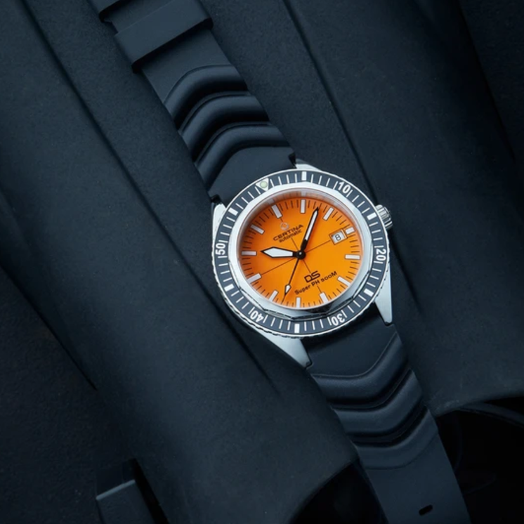 Certina DS Super PH500M C037.407.17.280.10 con esfera naranja y diseño de reloj de buceo
