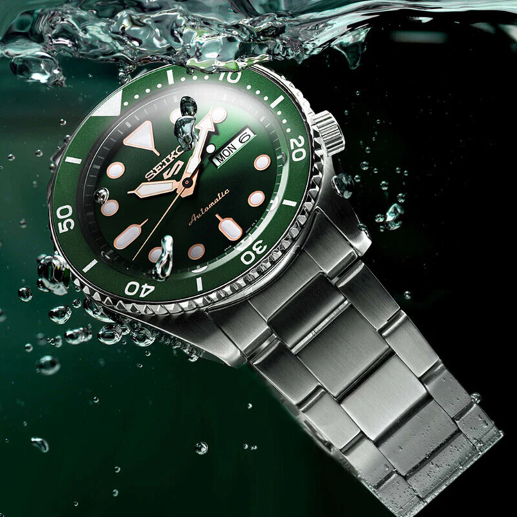 Reloj Seiko 5 Sports SRPD63K1 automático con esfera verde y brazalete de acero bajo el agua