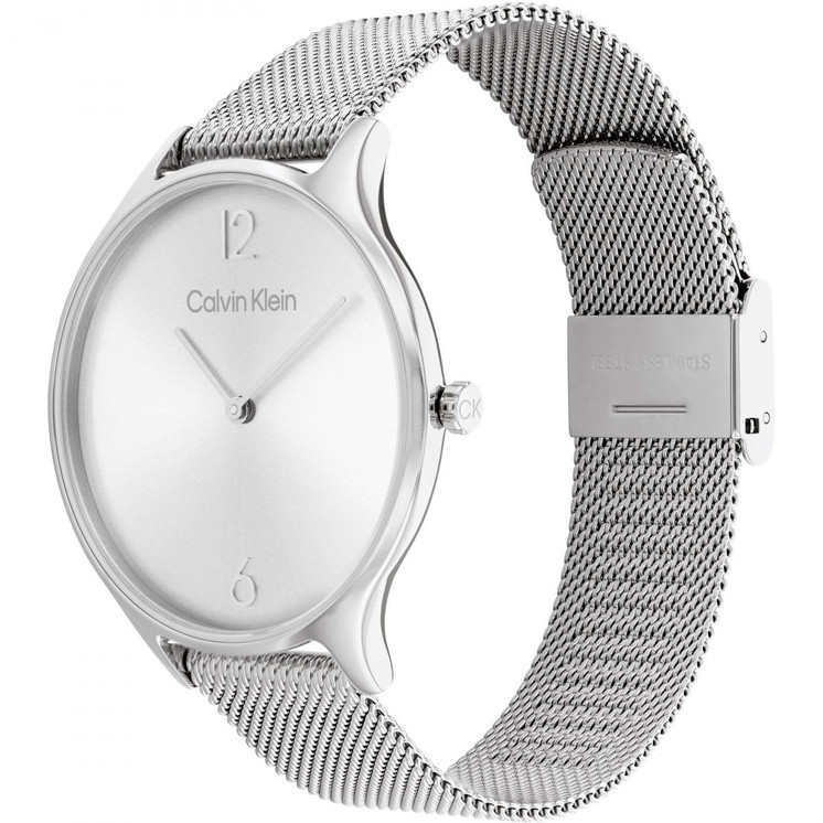 Detalle del Calvin Klein Timeless Mesh 38 mm 25200001 con esfera plateada y brazalete de malla de acero