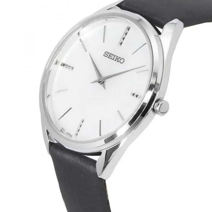 Detalle en perspectiva del reloj Seiko Neo Clásico SWR079P1 con esfera blanca