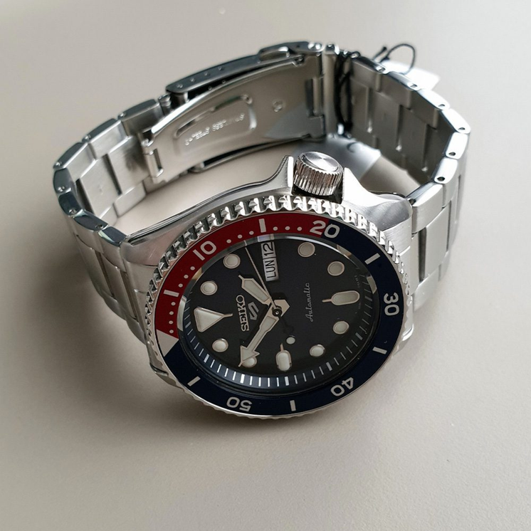 Vista trasera del Seiko 5 Sports SKX Series SRPD53K1 con brazalete de acero y bisel bicolor