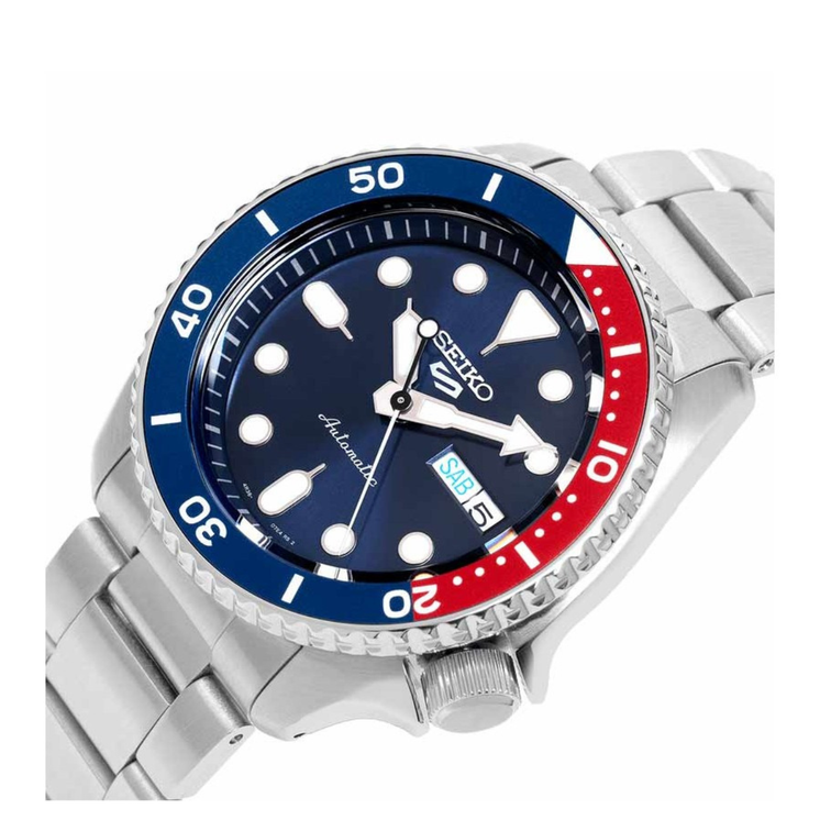 Detalle del Seiko 5 Sports SRPD53K1 con esfera azul, bisel azul y rojo y brazalete de acero