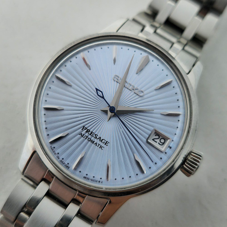 Detalle de la esfera azul texturizada del Seiko Presage Cocktail SRP841J1 con ventana de fecha