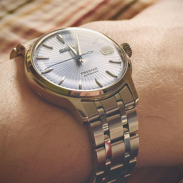 Reloj Seiko Presage Cocktail SRP841J1 automático con esfera azul y brazalete de acero puesto en la muñeca