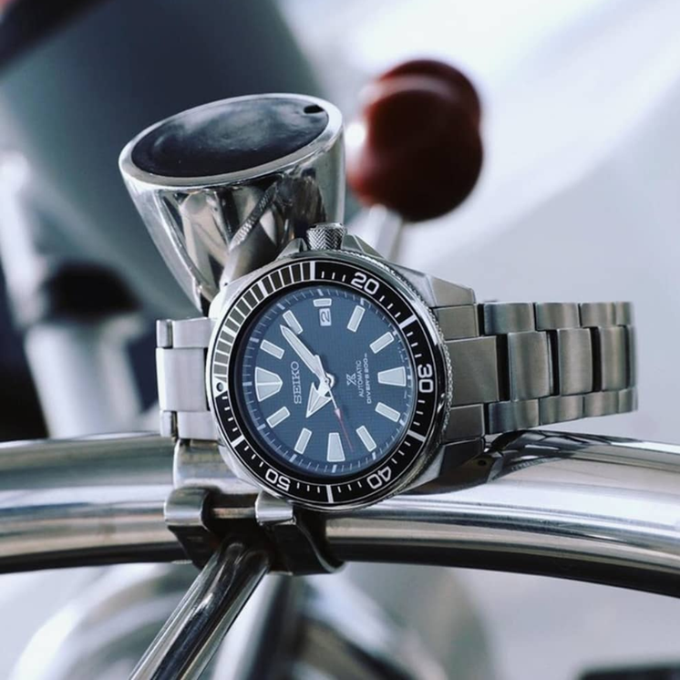 Seiko Prospex Diver's Samurai SRPF03K1 con esfera negra y brazalete de acero en fotografía lifestyle