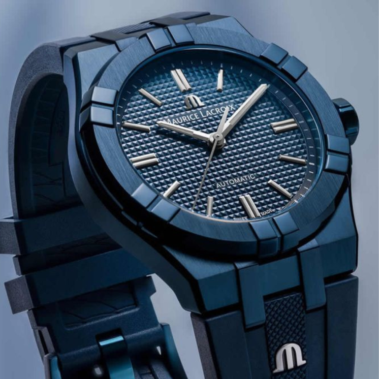 Detalle del Maurice Lacroix AIKON Automático 39mm con esfera azul texturizada, caja PVD azul y correa azul
