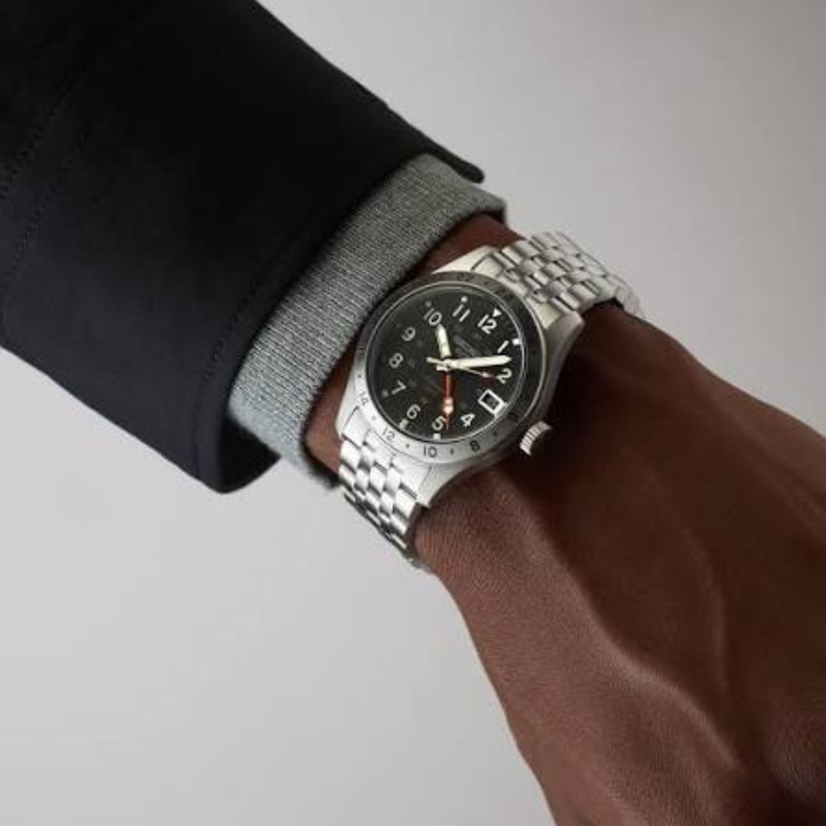 Reloj Seiko 5 Sports Field GMT SSK023K1 automático con esfera negra puesto en la muñeca