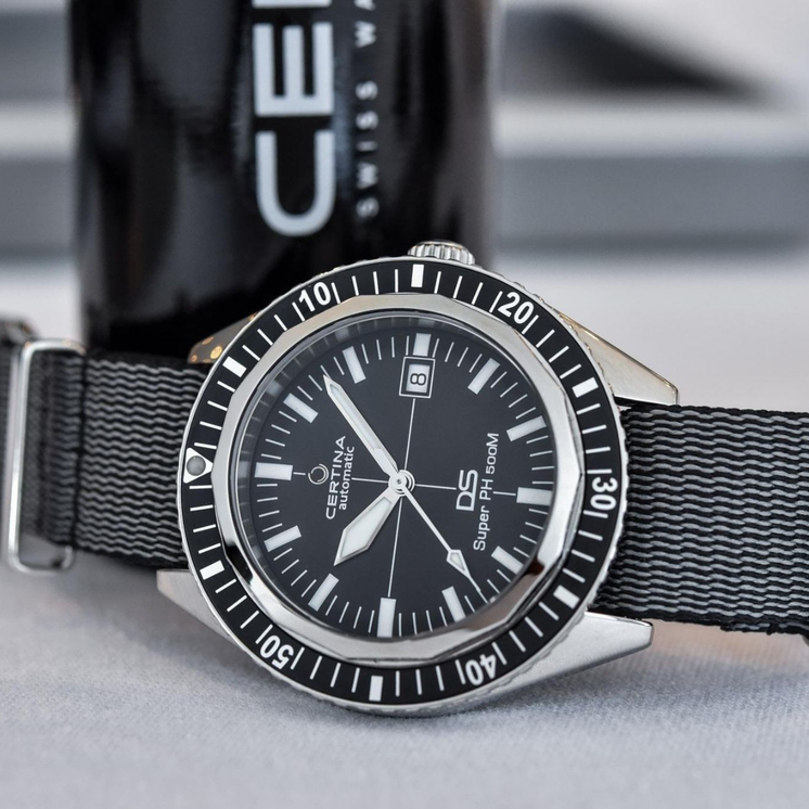 Certina DS Super PH500M C037.407.18.050.00 con esfera negra, bisel de buceo y correa NATO