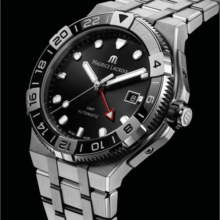 Detalle del Maurice Lacroix AIKON Automatic Venturer GMT con esfera negra, bisel giratorio y aguja GMT roja