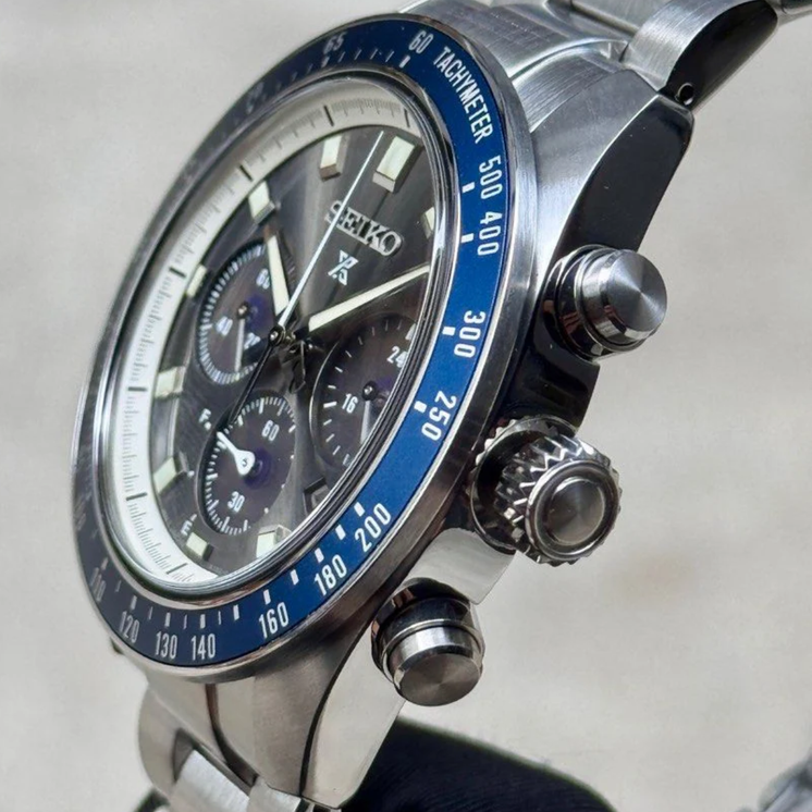 Detalle lateral del Seiko Prospex SSC939P1 con pulsadores de cronógrafo, bisel azul y caja de acero