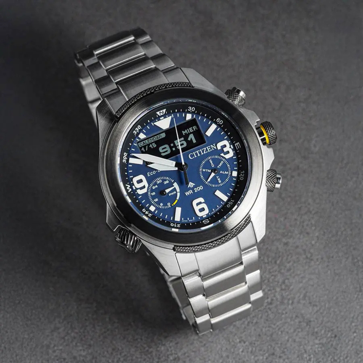 Citizen Eco Drive Land JV1006-51L en ángulo con esfera azul, caja de acero y diseño deportivo