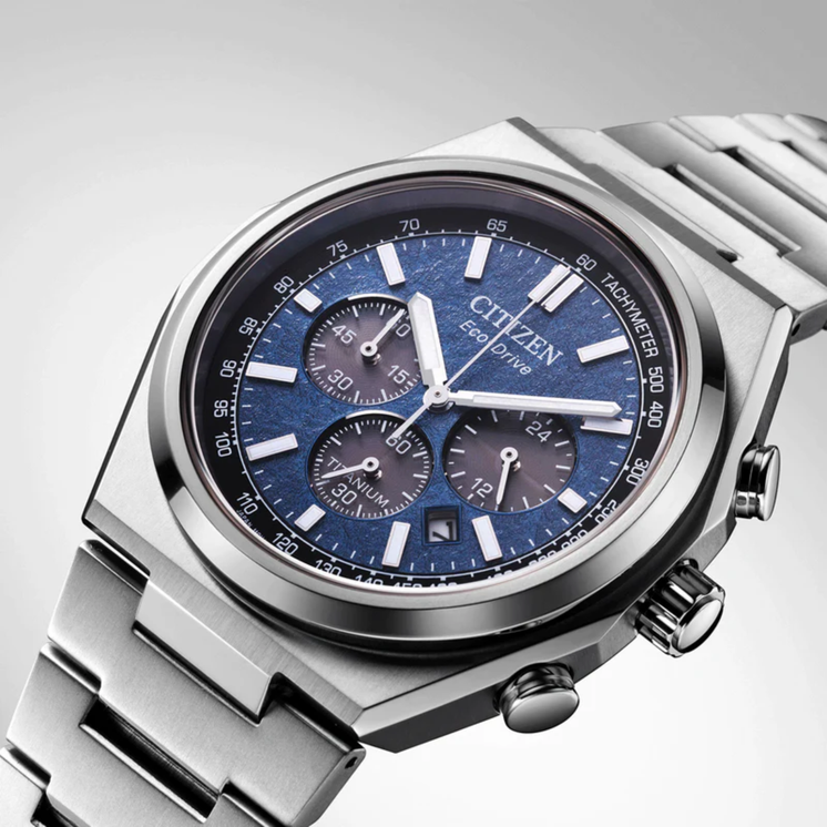 Vista en ángulo del Citizen Chrono Super Titanium 4610 CA4610-85L con cronógrafo y esfera azul