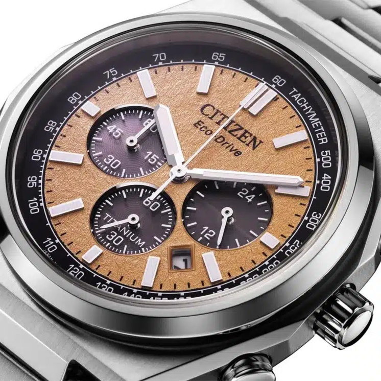 Detalle de la esfera salmón del Citizen Chrono Super Titanium 4610 CA4610-85Z con subesferas de cronógrafo