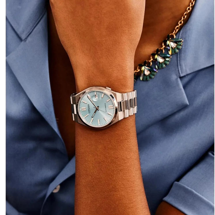 Reloj Citizen Tsuyosa NJ0151-88M automático con esfera azul turquesa puesto en la muñeca