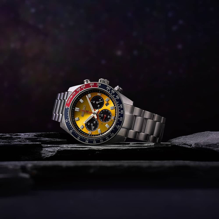 Seiko Prospex Speedtimer SSC947P1 con esfera amarilla y brazalete de acero sobre fondo oscuro