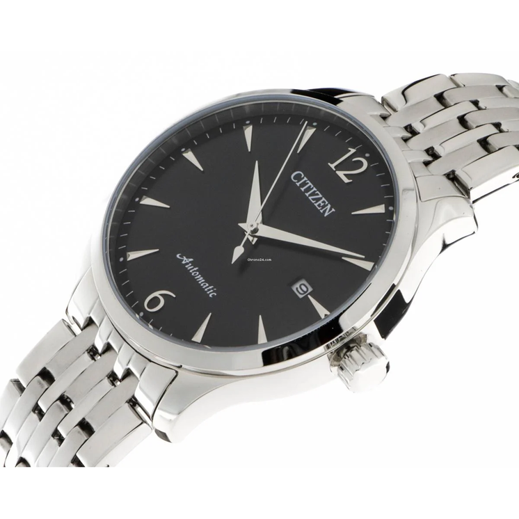 Detalle del Citizen Automático NJ0110-85E con esfera negra, caja de acero y brazalete metálico
