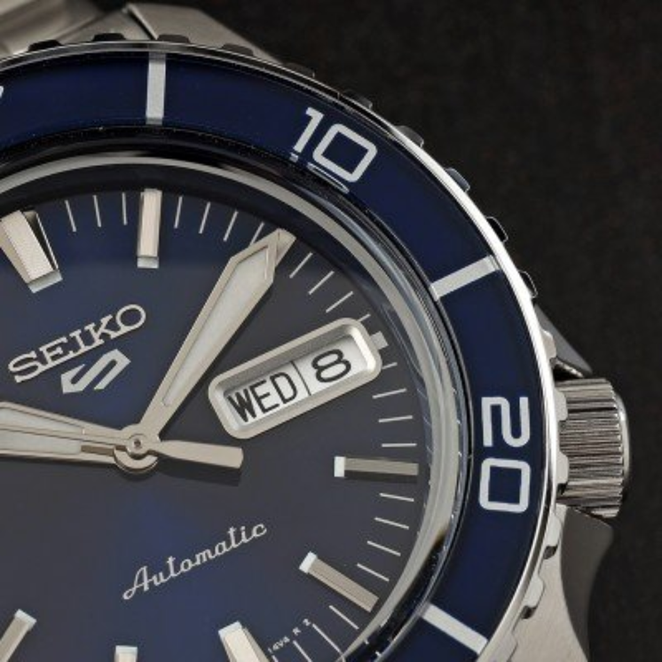 Detalle de la esfera azul del Seiko 5 Sports SRPK97K1 con día, fecha e índices LumiBrite