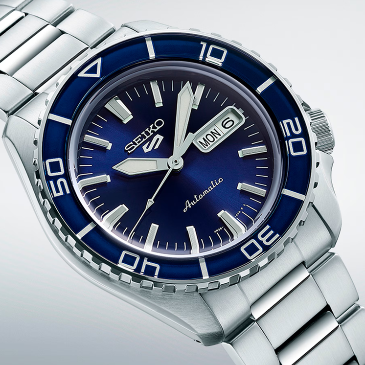 Detalle del Seiko 5 Sports SKX Series SRPK97K1 con esfera azul, bisel azul y brazalete de acero