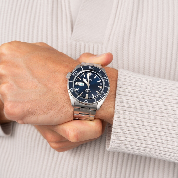Reloj Seiko 5 Sports SRPK97K1 automático con esfera azul y brazalete de acero puesto en la muñeca