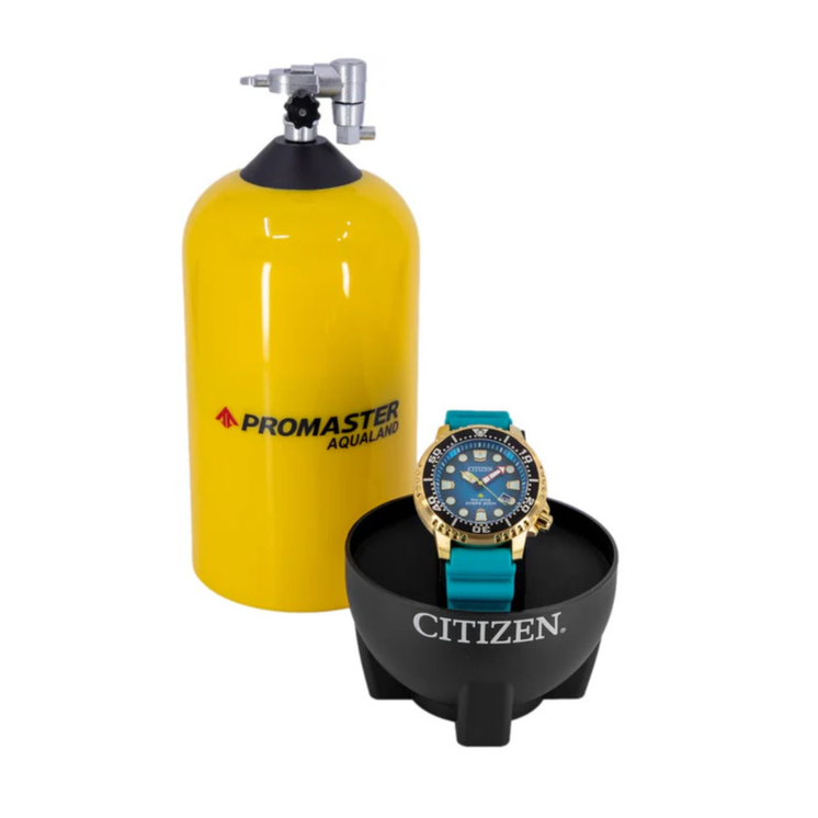 Citizen Diver’s Eco Drive BN0162-02X junto a botella de buceo con esfera turquesa y bisel giratorio