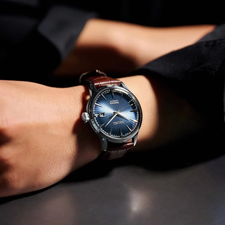 Reloj Seiko Presage Cocktail Time SRPK15J1 automático con esfera azul puesto en la muñeca