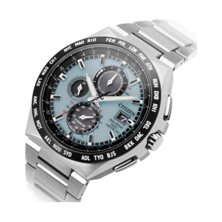 Detalle del Citizen H800 Super Titanium AT8238-84M con esfera azul, cronógrafo y caja de titanio