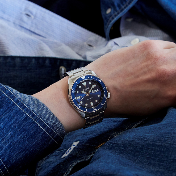Reloj Seiko 5 Sports SRPD51K1 automático con esfera azul y brazalete de acero puesto en la muñeca