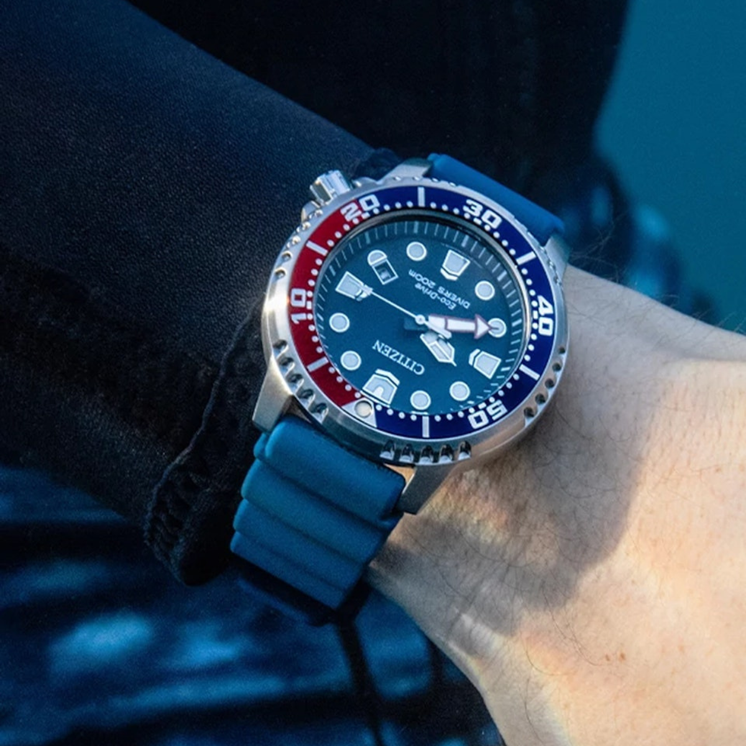 Reloj Citizen Diver’s Eco Drive BN0168-06L con esfera azul y correa de caucho azul puesto en la muñeca