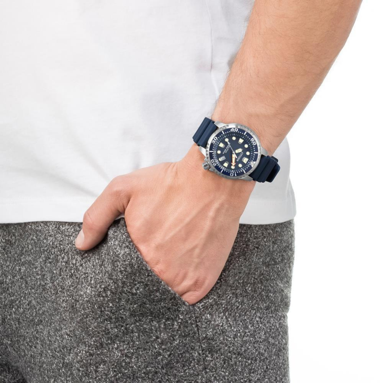 Reloj Citizen Diver’s Eco Drive BN0151-17L con esfera azul y correa de caucho puesto en la muñeca