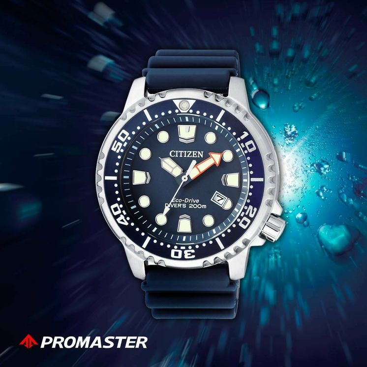 Citizen Diver’s Eco Drive BN0151-17L con esfera azul y correa de caucho en fotografía lifestyle Promaster