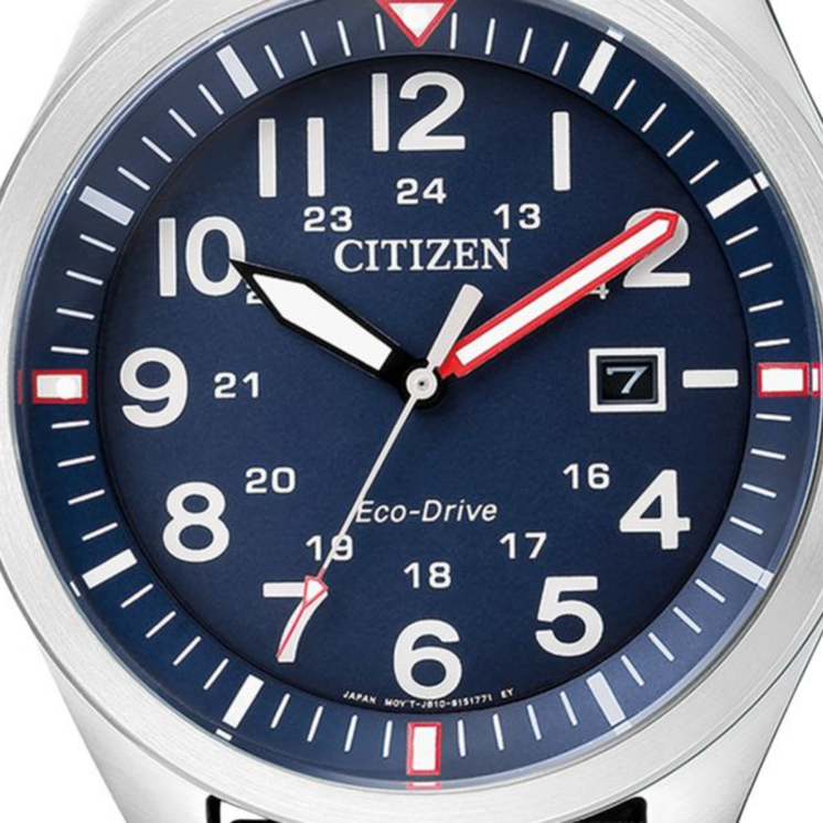Detalle de la esfera azul del Citizen AW5000-16L con números arábigos, calendario e índices luminiscentes