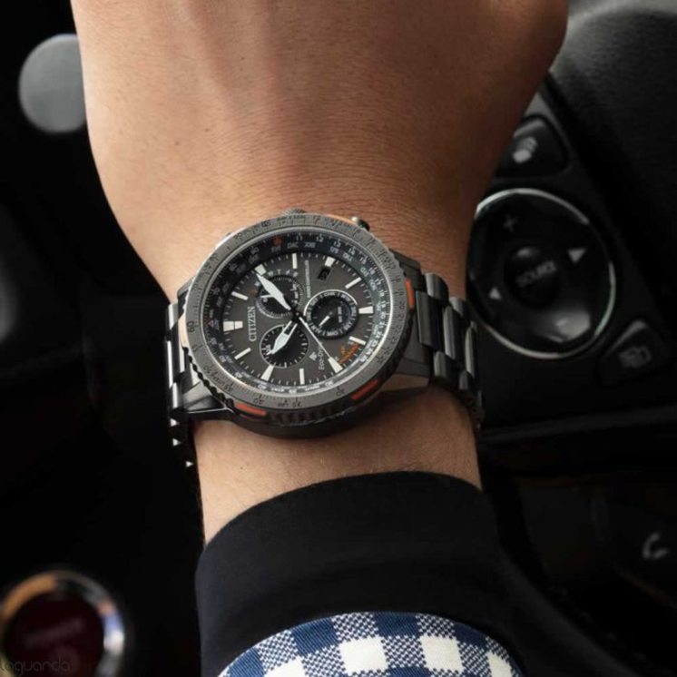 Reloj Citizen Crono Pilot Acero CB5007-51H colocado en la muñeca con brazalete de acero