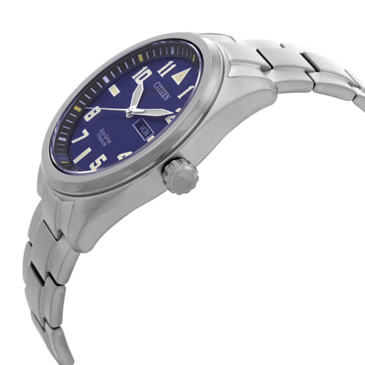 Detalle lateral del Citizen BM8560-88L con esfera azul, caja de Super Titanium y brazalete metálico