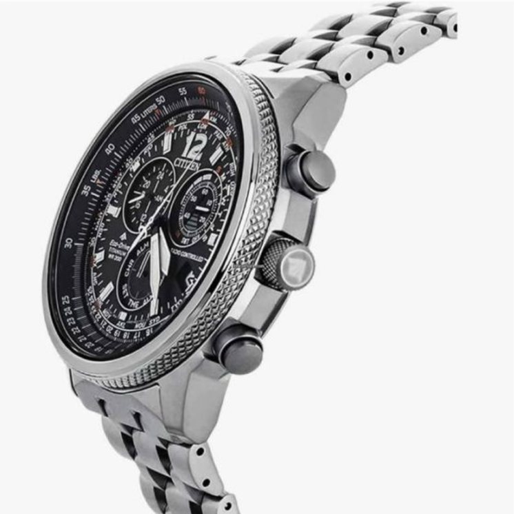 Detalle lateral del Citizen Crono Pilot CB5860-86E con esfera negra, cronógrafo y pulsadores laterales