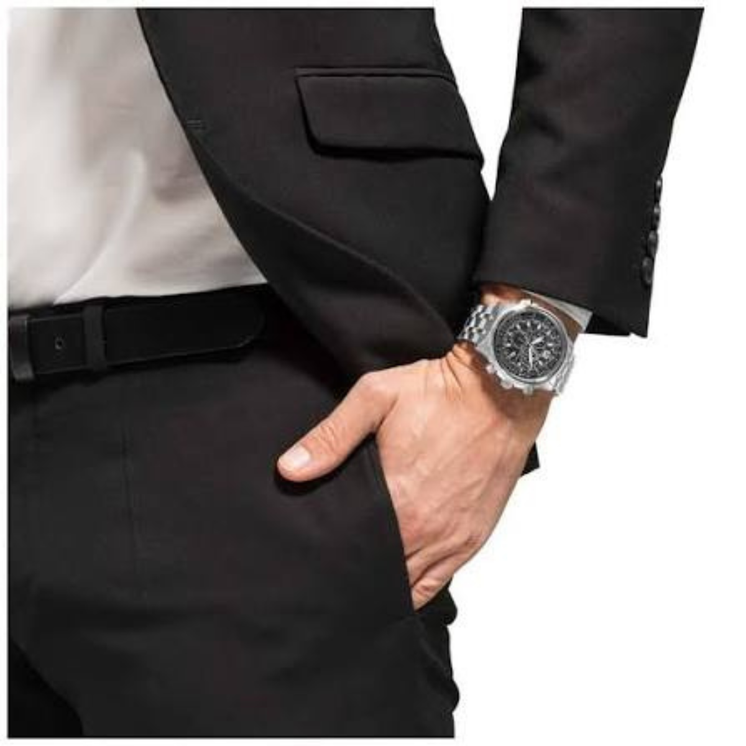 Reloj Citizen Crono Pilot CB5860-86E con esfera negra y brazalete de acero puesto en la muñeca