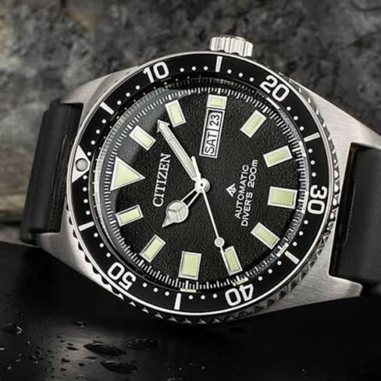 Reloj Citizen Diver’s Automatic NY0120-01E con esfera negra, índices luminiscentes y bisel giratorio