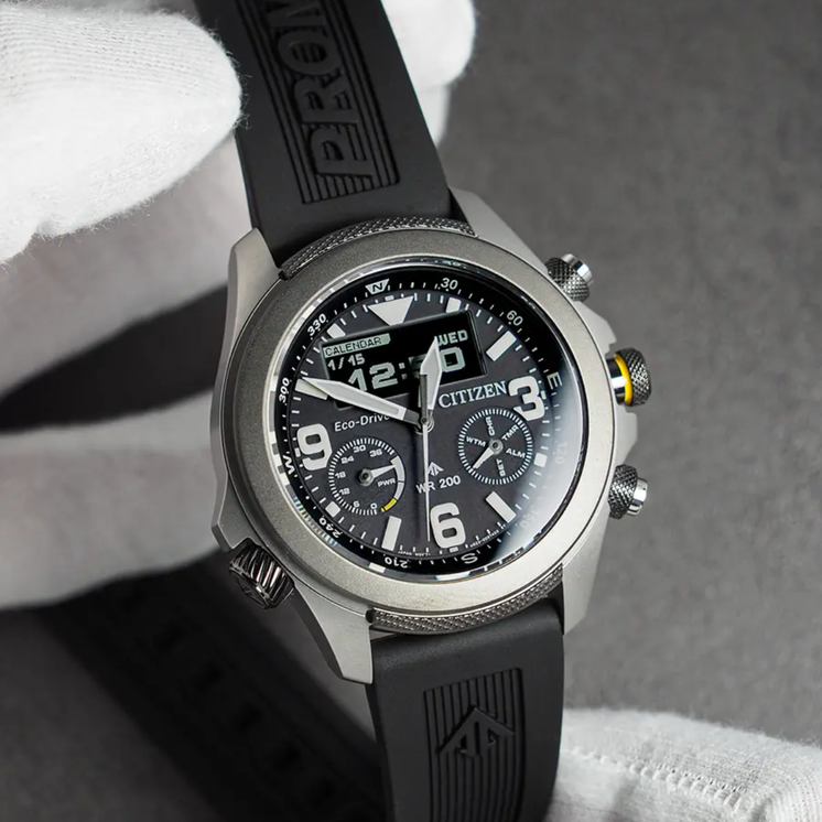 Detalle del Citizen Eco Drive Land JV1007-07E con esfera gris, pantalla digital y correa negra