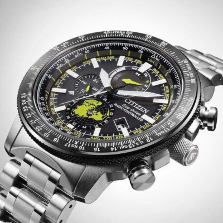 Reloj Citizen Geo Trekk BY3006-53E radiocontrolado con caja y brazalete de acero, esfera negra con detalles verde lima, vista en perspectiva
