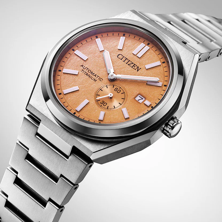 Detalle del Citizen Super Titanium NJ0180-80Z con esfera salmón, caja de titanio y brazalete metálico