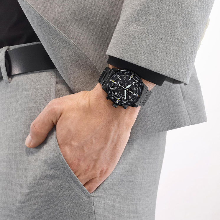 Reloj Citizen Aviator Crono CA0695-84E con cronógrafo negro puesto en la muñeca