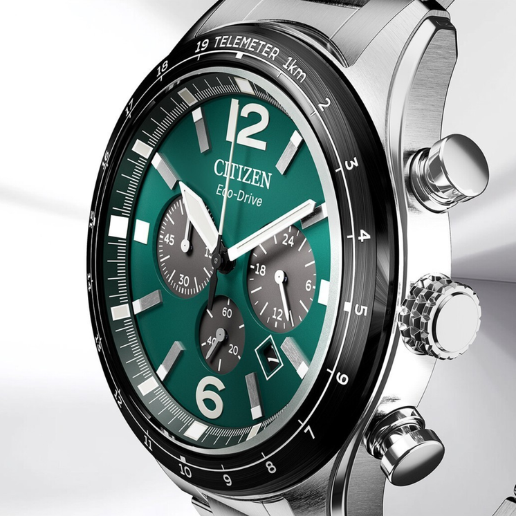 Detalle en ángulo del Citizen Aviation CA4654-55X con esfera verde, subesferas de cronógrafo y bisel negro