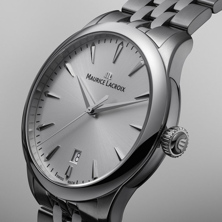 Detalle del Maurice Lacroix 1975 Quartz 39mm 751007-SS002-130-1 con esfera plateada, índices aplicados y caja de acero inoxidable