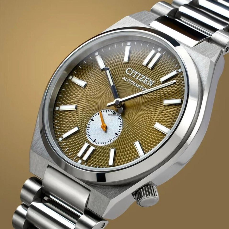 Detalle del Citizen Tsuyosa Small Second NK5010-51X con esfera verde oliva, índices aplicados y pequeño segundero