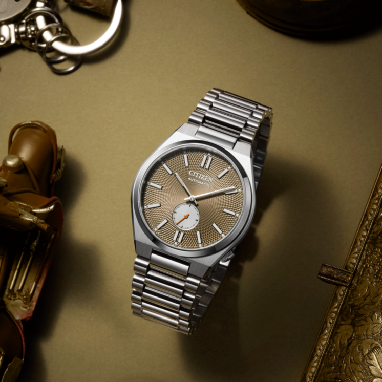 Reloj Citizen Tsuyosa Small Second NK5010-51X con esfera verde oliva y brazalete de acero en fotografía lifestyle