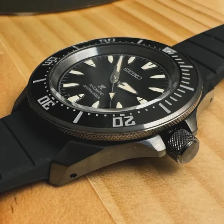 Detalle de la esfera negra del Seiko Prospex Samurai SRPL15K1 con índices LumiBrite y bisel de buceo