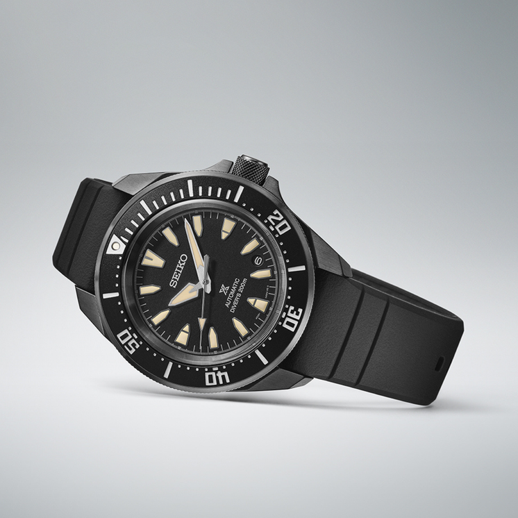Seiko Prospex Mar Samurai SRPL15K1 con caja negra y correa de silicona en fotografía de producto