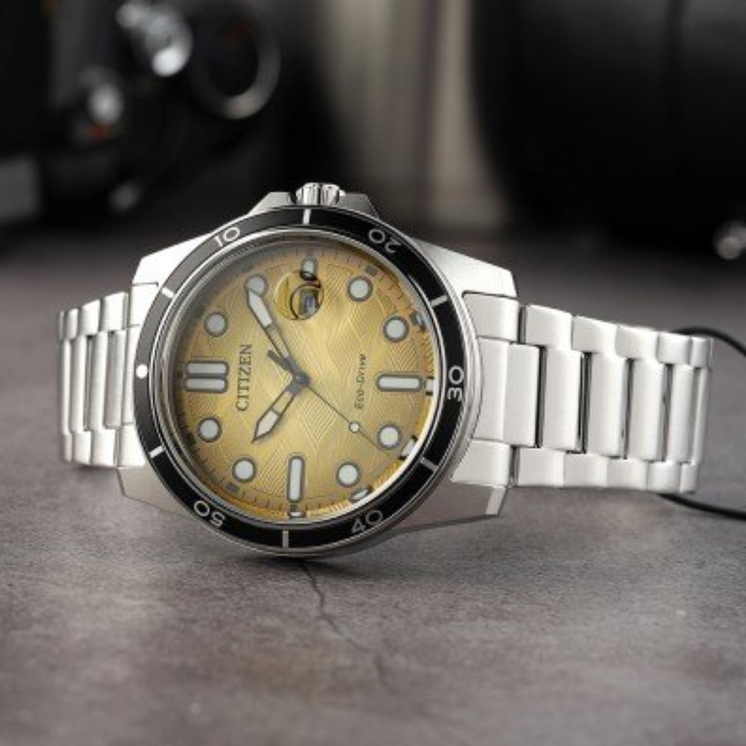 Reloj Citizen Marine 1810 AW1816-89X con esfera amarilla y brazalete de acero en fotografía lifestyle