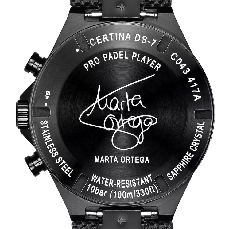 Vista trasera del Certina DS-7 Chronograph Padel Edition by Marta Ortega C043.417.38.201.10 con grabado especial en la caja