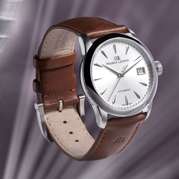 Reloj Maurice Lacroix 1975 Automatic 40mm 756008-SS001-130-3 con caja de acero y correa de piel marrón en fotografía lifestyle